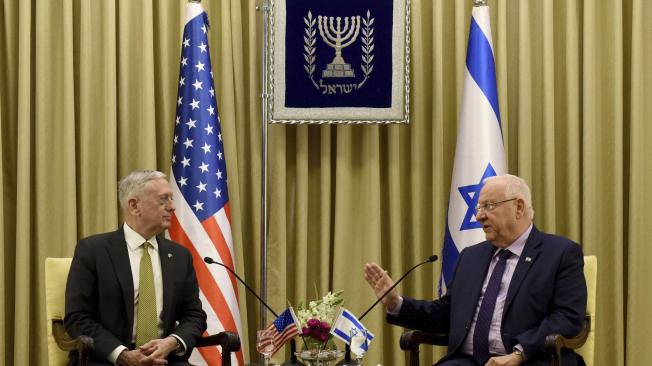 Mattis también se reunió este viernes con el presidente israelí Reuvén Rivlin (der.).