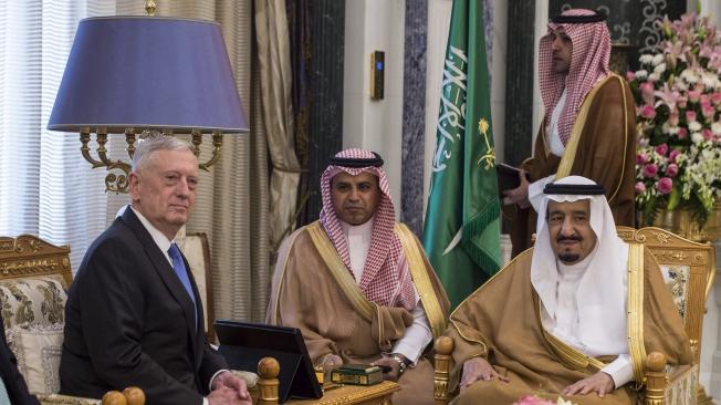 El secretario Mattis se encuentra en una gira por Oriente Próximo y el norte de África. Hace uno días se reunió con el rey de Arabia Saudí, Salman Bin Abdulaziz (der.).