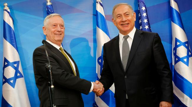 Tanto Israel como Estados Unidos ven con malos ojos las presencia iraní en Siria y su posible influencia en los demás países de Oriente Próximo. Mattis y el primer ministro israelí, Benjamín Netanyahu (der.)