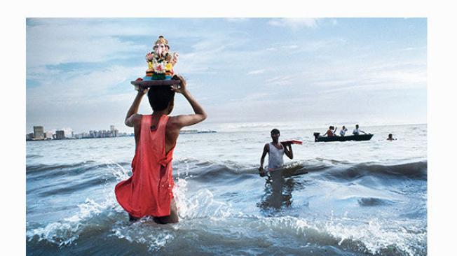 Bombay, 1993. Devotos cargan la estatua de Ganesha hacia las aguas del mar Arábigo durante la inmersión ritual en la playa de Chaupati.