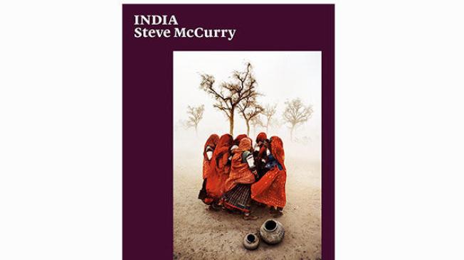 Tres libros de Steve McCurry que se consiguen en Colombia. India, Phaidon (2015).