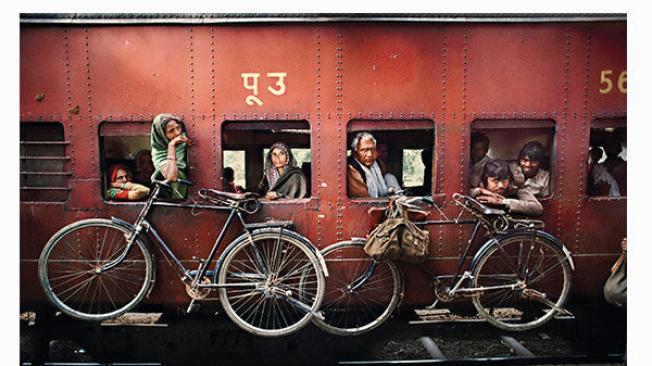 Bengala Occidental, 1983. Bicicletas cuelgan al costado de un tren.