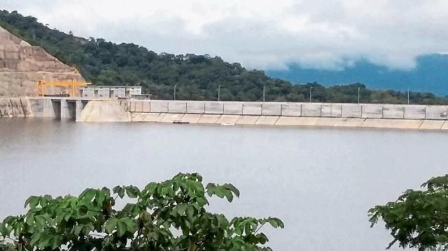 La represa Hidrosogamoso que soporta 4 millones 800 mil metros cúbicos de agua, inundó casi 7.000 hectáreas.