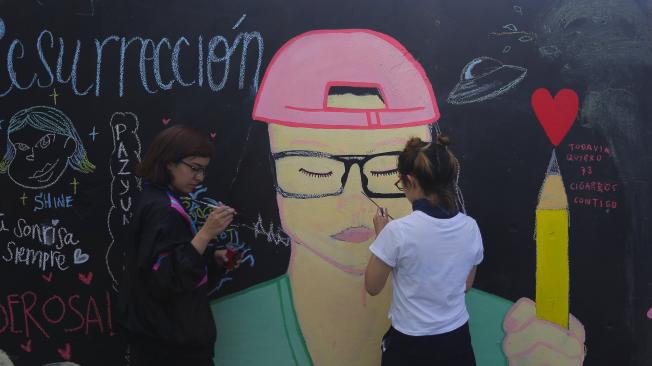 Compañeros y amigos de Daniela García pintaron un mural y le rindieron un homenaje en el lugar del ataque.
