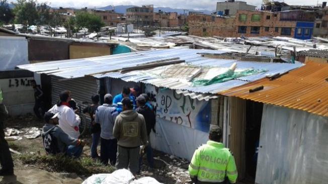 En esta zona de invasión se asentaban 398 ocupaciones ilegales y 1.143 personas que además de poner en riesgos sus vidas, por estar tan cerca de la ribera del río Bogotá,   su estancia allí significaba un riesgo ambiental.