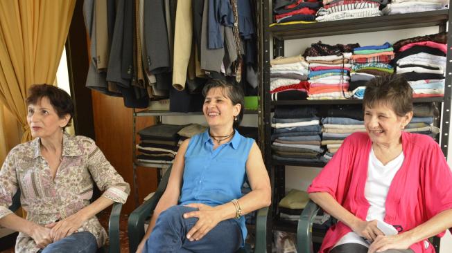 En su casa, en Aranjuez, las hermanas Mejía tienen un ropero de ropa usada en buen estado, que venden para recolectar fondos para la fundación.