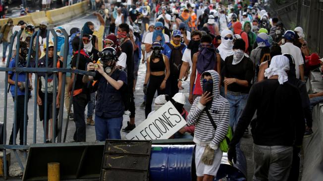 En ciudades como Caracas, varios opositores levantaron durante el ‘plantón’ barricadas en diferentes calles para bloquear el paso.