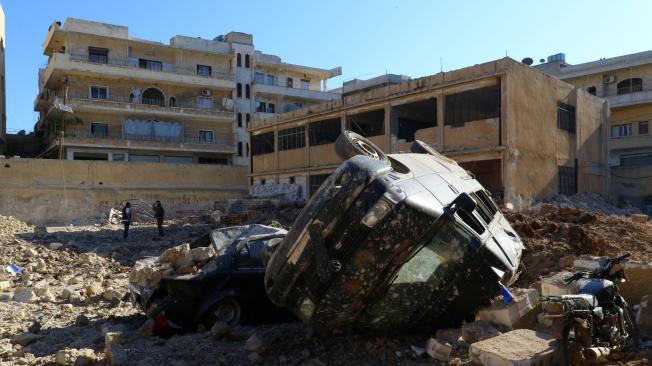 Varios vehículos dañados en el lugar que fue golpeado por el ataque aéreo nocturno, en Kafr Takharim, noroeste de la ciudad de Idlib, Siria.