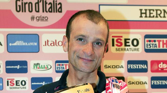 Michele Scarponi, con el trofeo de campeón del Giro de Italia 2011.