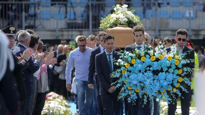 Familiares, amigos y colegas del campeón del Giro de Italia 2011, Michele Scarponi, cargan el féretro del ciclista durante su funeral el 25 de abril de 2017, en Filottrano (Italia).