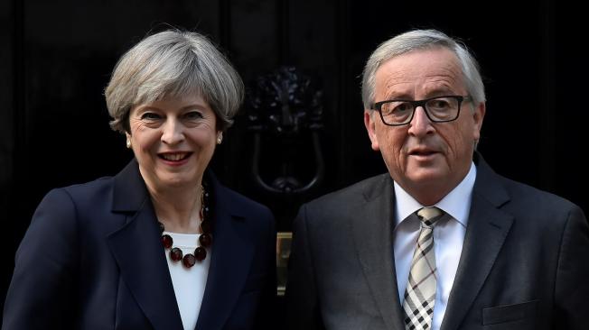 La primera ministra británica, Theresa May (i), se reunió el martes con el presidente de la Comisión Europea, Jean-Claude Juncker (d).