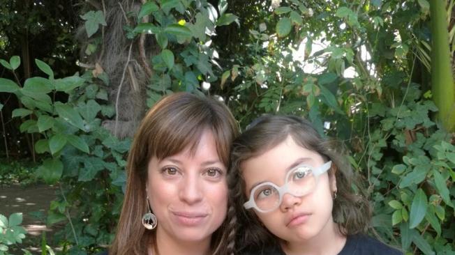 Paulina Bobadilla (37 años, Chile) empezó a administrarle aceite de cannabis a su hija Javiera (9 años) en el 2013.
