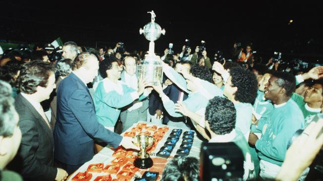 La entrega de la Copa Libertadores de 1989 al capitán de Nacional, Alexis García.