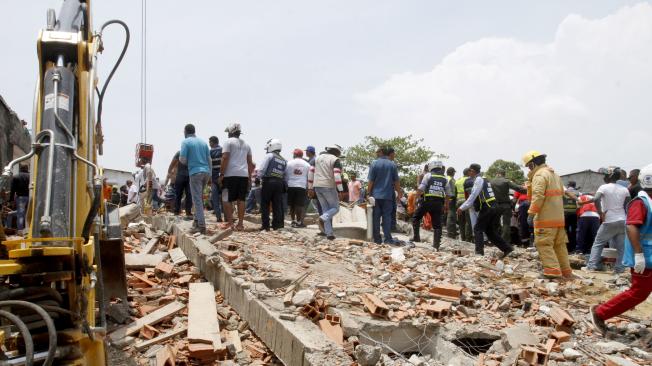 Los organismos de socorro no han parado de trabajar en la zona de la tragedia han rescatado a 23 personas que se encontraban atrapadas debajo de los escombros, continuaran las búsquedas hasta tener a todos .
