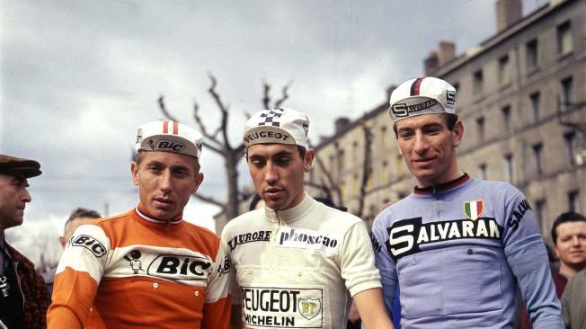 El francés Jacques Anquetil (izq.), el belga Eddy Merckx (centro) y el italiano Felice Gimondi, tres grandes de la historia del ciclismo mundial, antes de salir a dar espectáculo en la carretera