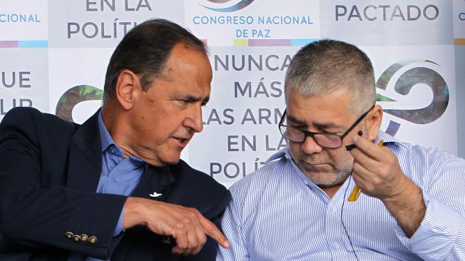 Juan Camilo Restrepo, jefe negociador del Gobierno, y Juan Carlos Cuéllar, delegado del Eln.