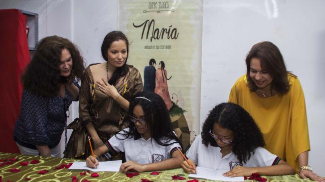 La secretaría de Cultura de Cali, Luz Adriana Betancourt, (a la derecha)con estudiantes alrededor de ‘María’