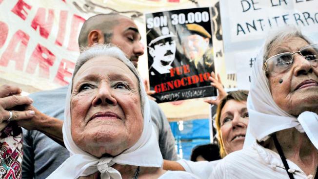 Nora Cortiñas (izquierda) y Mirta Baravalle, dos de las líderes más importantes de la Línea Fundadora del movimiento argentino Madres de la Plaza de Mayo.