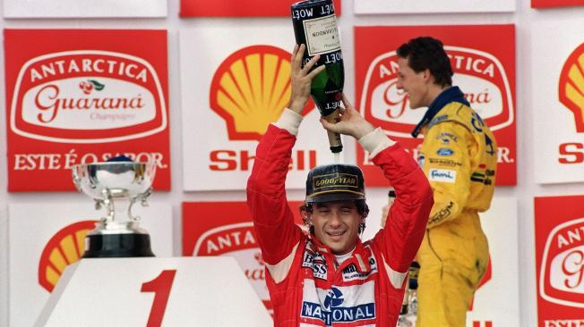 Ayrton Senna celebrando su victoria en el Gran Premio de Brasil, Sao Paulo
