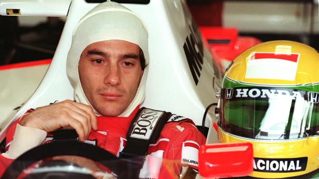 Ayrton Senna se prepara antes de la primera sesión de práctica para el Gran Premio de Alemania