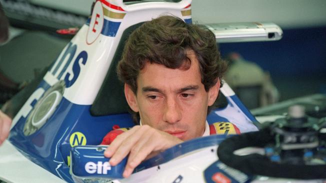 Ayrton Senna ajusta el espejo de su auto antes de iniciar el Gran Premio de San Marino en el que lamentablemente perdió la vida