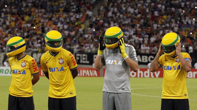 Jugadores de Corinthians con los cascos alusivos a Senna, durante el aniversario número 20 de su muerte