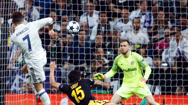 Cristiano Ronaldo remata al arco para el segundo gol.