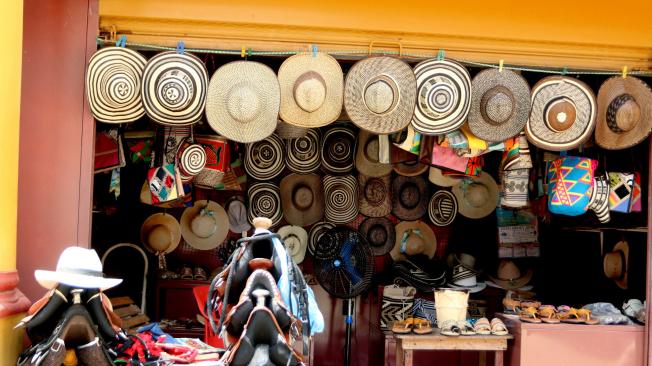 Las artesanías caribeña no puede faltar en Lorica, en especial la de los indígenas: no puede faltar el sombrero vueltiao.