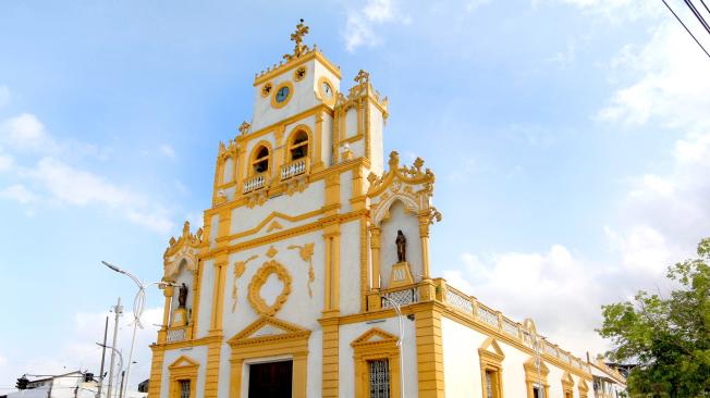 Es una postal la vista frontal de la iglesia del municipio cordobés, lugar donde acuden en masa a diario los católicos.