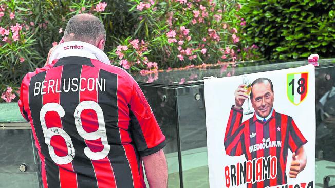 SIlvio Berlusconi, idolatrado por un aficionado del Milán.