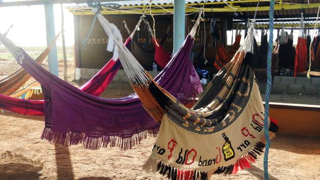 Además de hoteles, La Guajira ofrece alojamiento en posadas wayú. Una opción es dormir en las coloridas hamacas guajiras.
