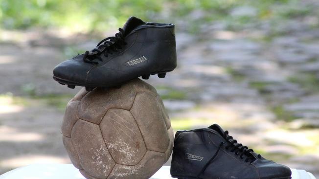 Bobadilla colecciona también objetos de fútbol: como este balón de 1954 y estos guayos de 1966.