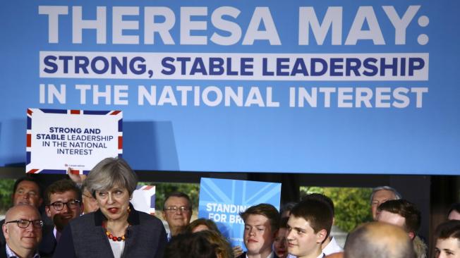 La primera ministra Theresa May (i) se mide en sus primeras elecciones generales y parlamentarias. Históricamente, estos comicios siempre han servio para castigar al Gobierno de turno.