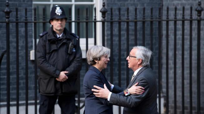 El presidente de la Comisión Europea, Jean-Claude Juncker, y la primera ministra británica, Theresa May.