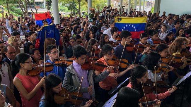 Músicos del Sistema Nacional de Orquestas Infantiles y Juveniles de Venezuela rinden un homenaje a su compañero Armando Cañizales, en su velorio.