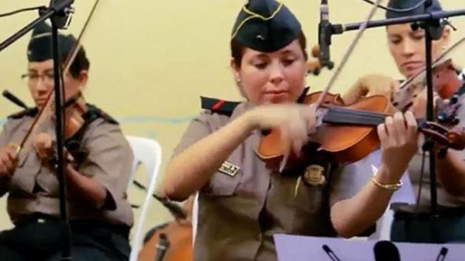 La policía Peruana se suma a los cantantes que interpretan el éxito musical, pero, con su propia versión.