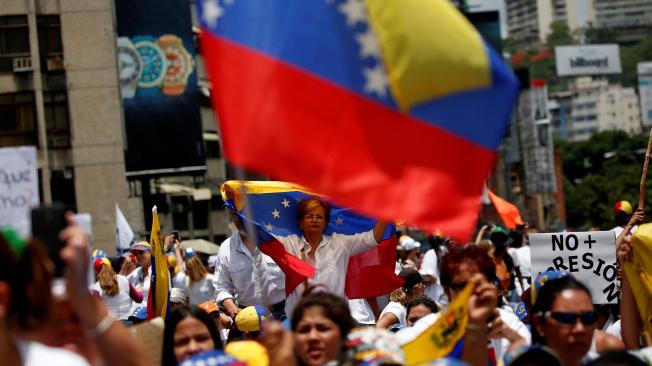 Los vestidos blancos, las flores y las banderas de Venezuela han sido la constante de estas manifestaciones.