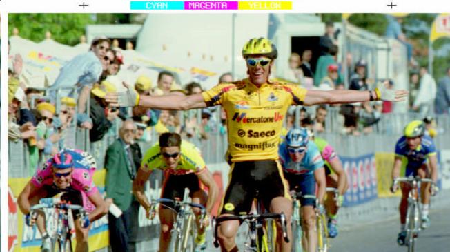 Mario Cipollini, ciclista Italiano, levanta sus brazos, mientras cruza primero la meta, de la tercera etapa del  Giro de Italia.
