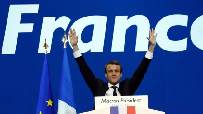 En París, Emmanuel Macron celebró su victoria. El centrista prometió combatir las divisiones que hay en Francia.