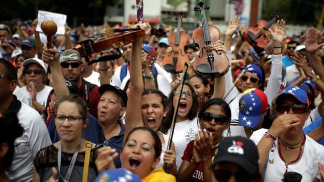 Cientos de personas marcharon en Caracas portando instrumentos musicales para rechazar la escalada de violencia.