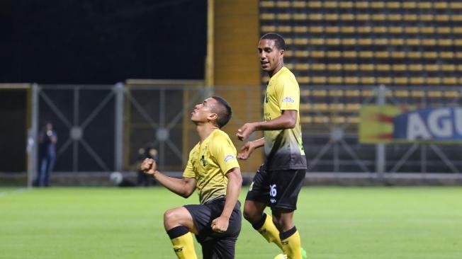 Carlos Lizarazo celebra el gol de Alianza Petrolera. Con él, Yhormar Hurtado, quien le dio el pase para conseguir el 0-1 parcial.