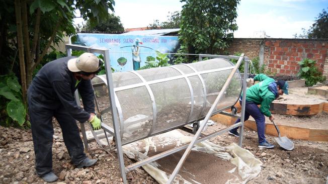 Los talleristas y los jóvenes de la fundación crearon camas de tierra para sembrar las plantas, dado que el suelo no es totalmente apto.