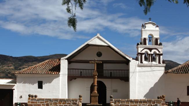 El pueblo, al igual que su vecino Villa de Leyva, guarda una arquitectura colonial. La iglesia se conserva como el lugar de mayor importancia para sus pobladores.