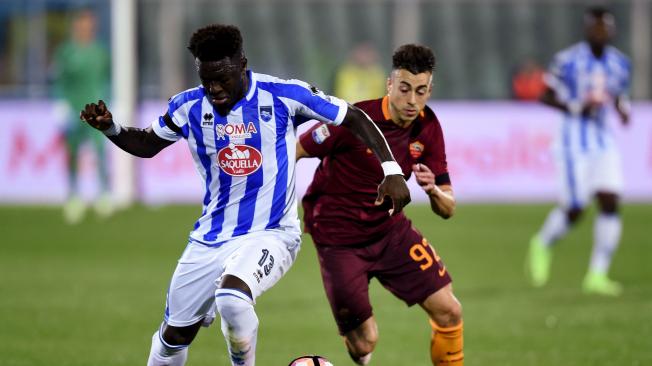 El ghanés Sulley Muntari (izq.), del Pescara, también fue objeto hace unos días de insultos racistas por parte de aficionados del Cagliari, en el fútbol italiano.