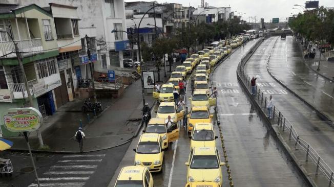 En el sector de Cuba, en Pereira, los taxistas bloquean una avenida ocupando los dos carriles.