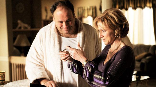 En 'Los Soprano' Tony y Carmela intentan que la familia sea más "normal". Sin embargo, eso tiene muchas dificultades de por medio ya que el padre (Tony) es el jefe de una mafia.