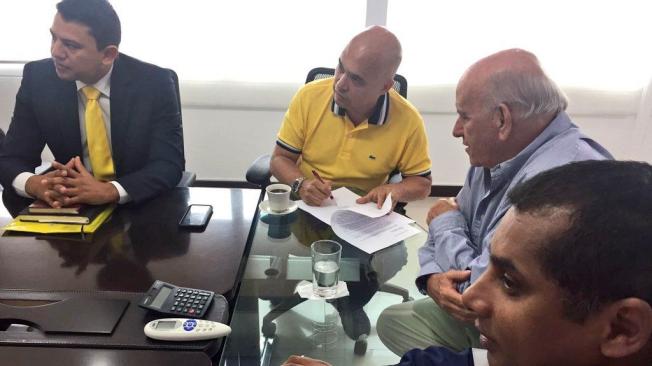Aspectos de la reunión con el alcalde Maurice Armitage, Juan Carlos Orobio y Juan Pablo Paredes, en el despacho del CAM.
