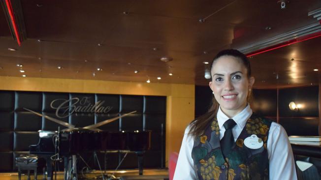 La brasileña Joyce Memente es una de las encargadas del control de calidad de las bebidas alcohólicas en el barco. Además dicta cursos a los pasajeros sobre vinos, champaña y otros licores.