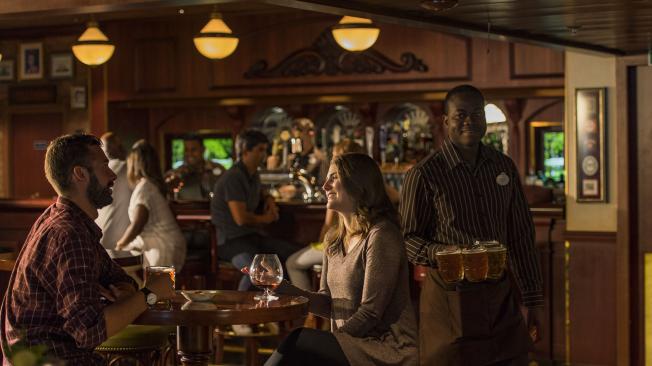 El pub inglés Crown & Fin ofrece una amplia variedad de cervezas. Algunas de ellas fueron especialmente diseñadas para el Disney Wonder.