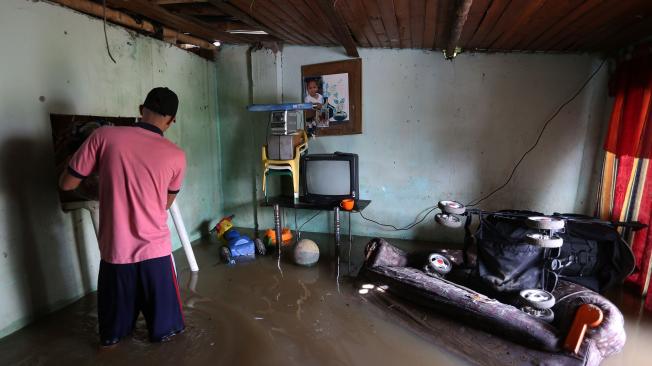 Decenas de familias perdieron colchones, camas, armarios, ropa y otros elementos de su hogar, ya que el nivel del agua subió rápidamente ne la madrugada.